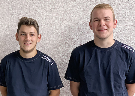 Gratulation zum erfolgreichen Lehrabschluss: Denis Schmidt (rechts) und Luca Flückiger (links)